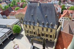 Luchtfoto van het stadhuis van de Vrede van Westfalen in Osnabrück omringd door historische gebouwen.