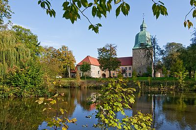 Schloss Fürstenau, eine mächtige Anlage auf der Schlossinsel. Sehenswert sind auch die Kirche und die Nord-Ost-Bastion.
