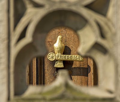 Historisch gesehen ist Osnabrück eine Friedensstadt. Ein neuer Imagefilm zeigt in wenigen beispielhaften Bildern, wie Frieden auch heute in der Stadt gelebt wird: mit dem Fest der Kulturen und dem Steckenpferdreiten, mit dem Felix-Nussbaum-Haus, der Drei-Religionenschule, den Städtebotschaftern – und traumhafter Musik von Robin Schulz.