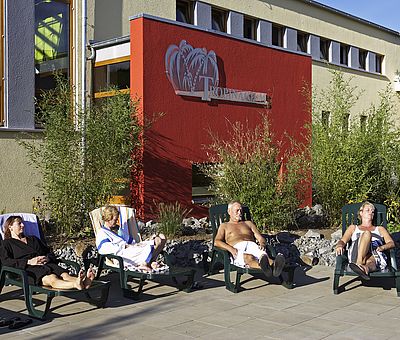 [Translate to Niederländisch:] Entspannen im Außenbereich der Varustherme im Hase Bad in Bramsche.