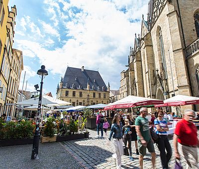 Das Rathaus des Westfälischen Friedens befindet direkt neben der St. Marien-Kirche und der Stadtwaage. Die alten Fachwerkhäuser gegenüber finden sich oft als Repräsenant auf vielen Motiven der Friedensstadt Osnabrück wieder. Ein perfekter 360-Grad-Blick auf die Historie der Stadt. 