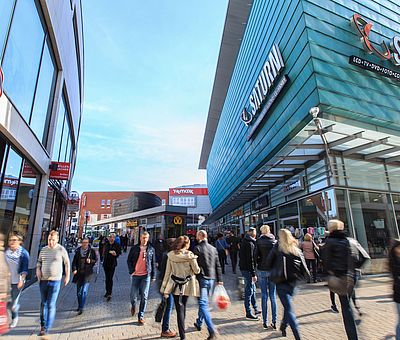 Durch ihr offenes städtebauliches Konzept schafft die Kamp-Promenade neben der Großen Straße einen urbanen Erlebnisraum, der an die typische Stadtstruktur mit ihren kleinen Straßen und abwechslungsreichen Plätzen anknüpft. Technik, Markenkleidung, Eis und asiatische Speisen sowie Dekoartikel findet man hier nah beieinander, in einer offenen, großzügigen Atmosphäre.