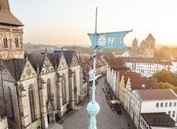 Historische architectuur in Hildesheim bij zonsopgang, uitzicht op kerken en de oude binnenstad.