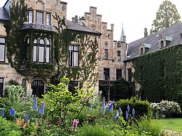 Garten-Kultur und Entertainment, Inspiration und Genuss bieten zwei Festivals in den Gärten von Schloss Ippenburg: das große Frühlingsfestival vom 28. April bis zum 1. Mai unter dem Motto „Hot! Hot! Hot!“, bei dem die feurigen Farben der 65.000 Tulpen im Mittelpunkt stehen, und das große Herbstfestival vom 22. bis 24. September. Rund 150 Aussteller geben dabei jeweils zahlreiche Anregungen für den heimischen Garten. 