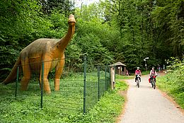 [Translate to Niederländisch:] Radfahrer bei den Saurierspuren im UNESCO Global Geopark in Bad Essen Barkhausen 