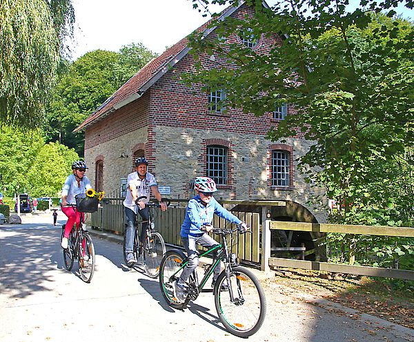 Die Osnabrücker Rund-Tour verknüpft einige der besten Ausflugsziele der Friedensstadt Osnabrück mit reizvollen Naturerlebnissen im UNESCO Natur- und Geopark TERRA.vita. Zu den Highlights der 48 km langen kompakten Radrundfahrt im Osnabrücker Land gehört auch die Nackte Mühle.