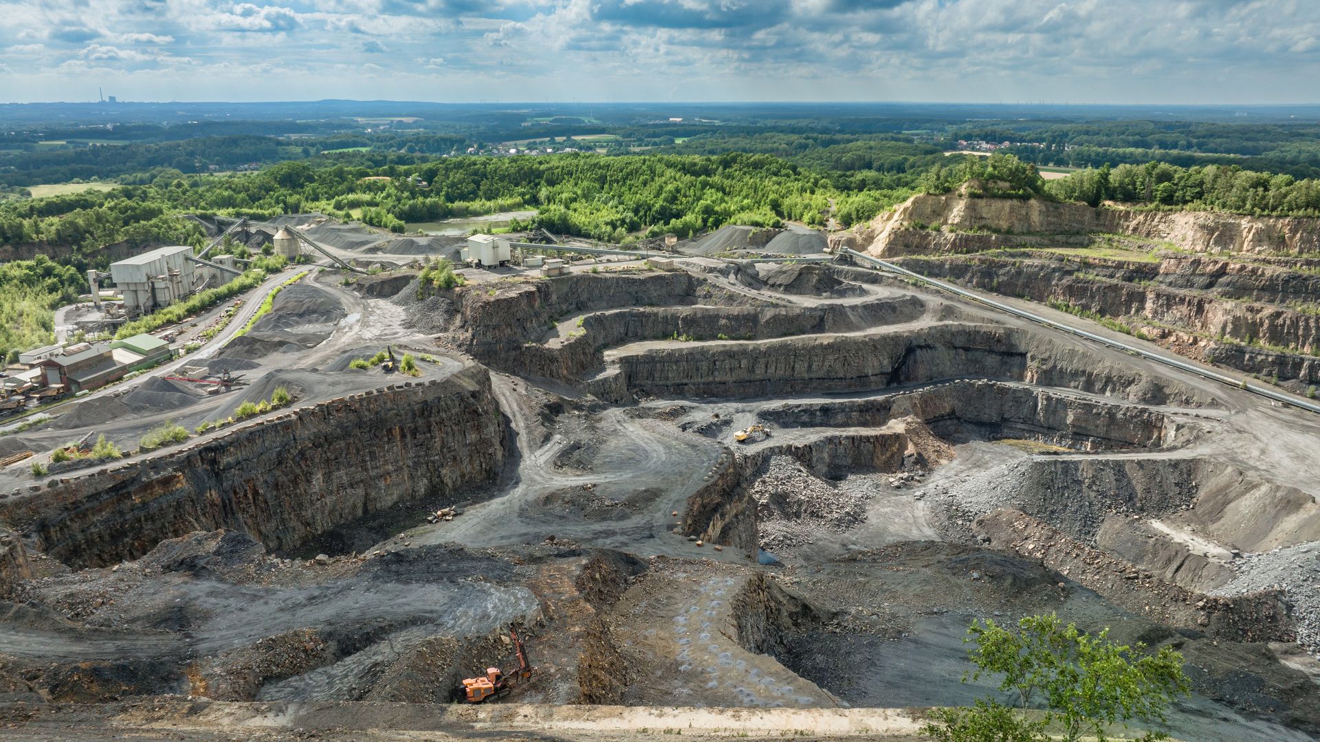 Het Cultuur- en Landschapspark Piesberg: een uitgestrekte steengroeve met groene zones en paden.