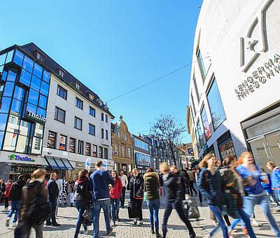 Die Große Straße in Osnabrück ist immer wieder ein beliebtes Einkaufsziel in der Innenstadt. Neben verschiedenen Buchhandlungen und Juwelieren haben die Osnabrücker in der Großen Straße die Möglichkeit aus verschiedenen Bekleidungsgeschäften zu wählen. Optisch harmonieren die alten Gebäude mit den Neubauten. 