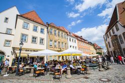 De oude binnenstad van Osnabrück met een café op de markt