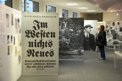 Het Erich Maria Remarque-Vredescentrum met tentoonstellingsstukken over het werk en het leven van Remarque.