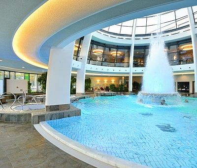 Thermalbecken mit Kuppel im carpesol Spa Therme in Bad Rothenfelde