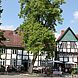 Der Kirchplatz in Bad Essen lädt zum Verweilen ein. Man bestaunt die hübschen Fachwerkhäuser und lässt sich eine Tasse Kaffee oder Tee währenddessen schmecken.