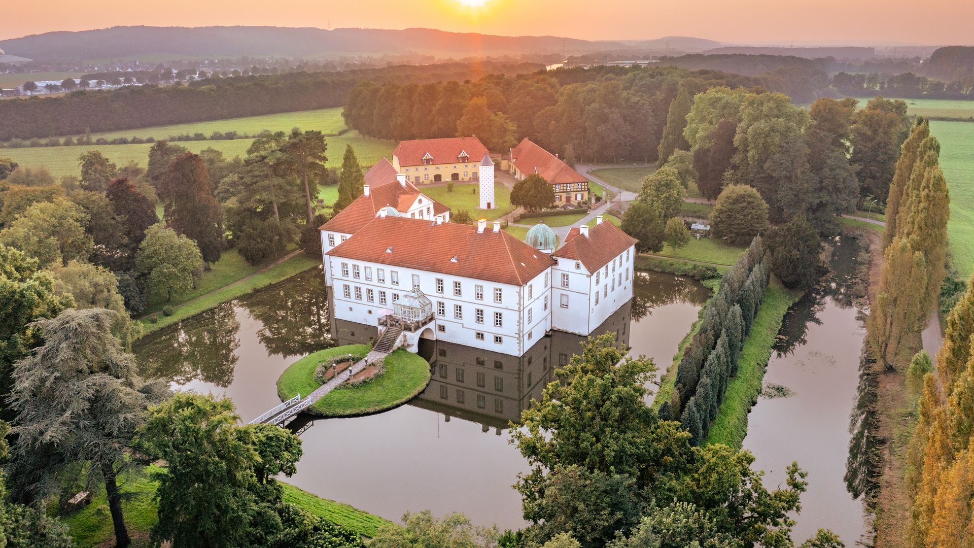 Historisch kasteelcomplex Schloss Hünnefeld met landhuis, park en oude bomen in een landelijke omgeving.
